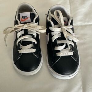 Black and white the Nikes 
Toddler 8c